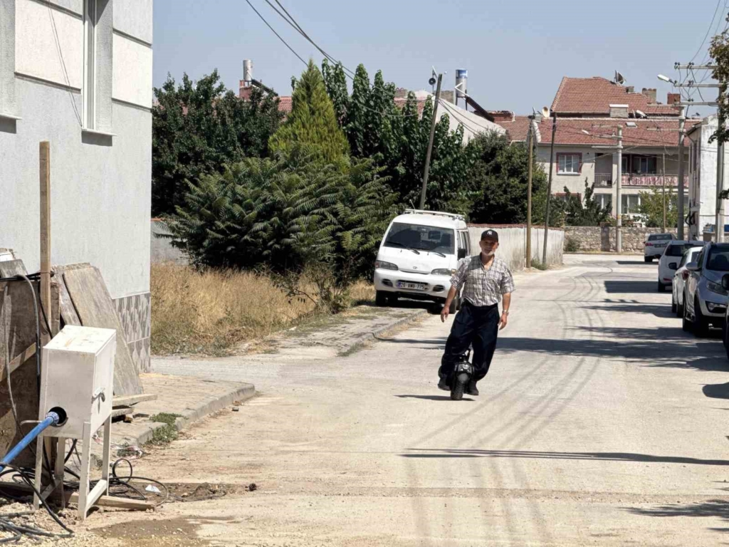 ’Tek teker’ üzerinde 4 bin kilometre gezen 60’lık delikanlıyı görenler şaşırıyor