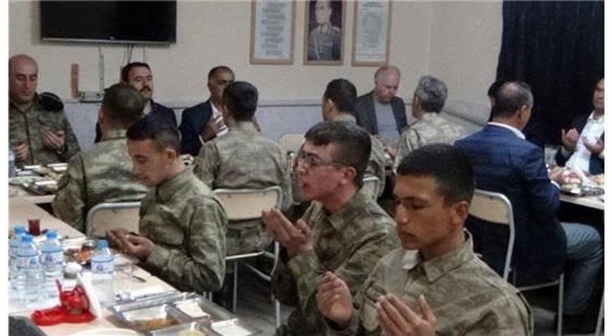 Vali Işın’dan 9 yıl sonra karşılaştığı eski askere: "O duayı yeniden et"