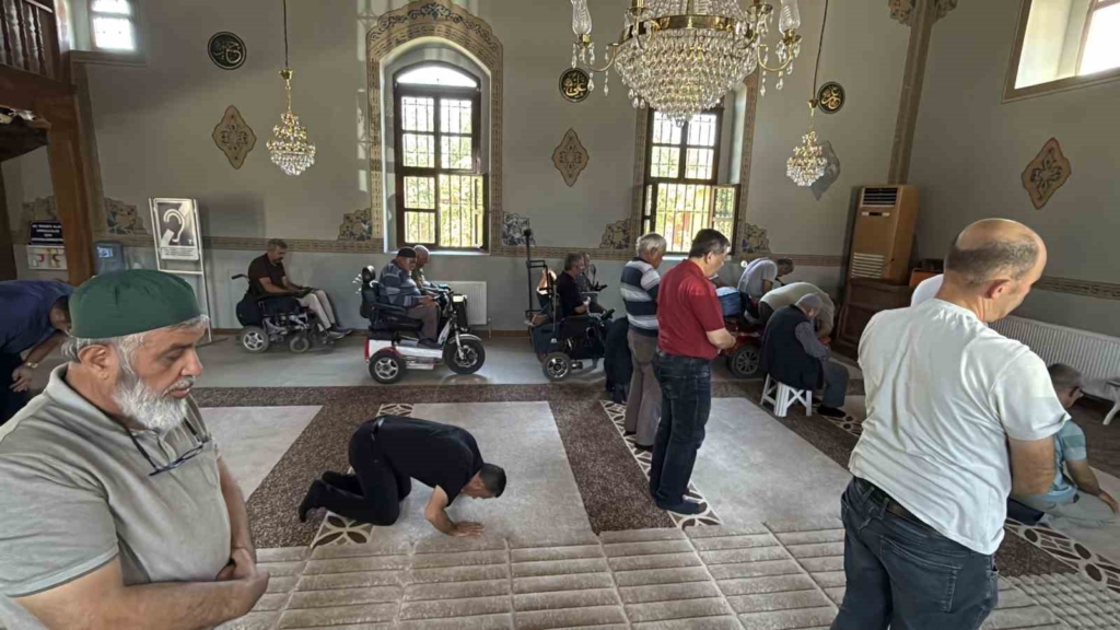 Asırlık cami 17 yıldır ibadetin önündeki "engelleri" kaldırıyor