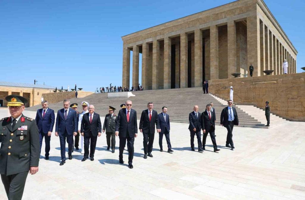 Cumhurbaşkanı Erdoğan başkanlığındaki YAŞ üyeleri Anıtkabir’i ziyaret etti