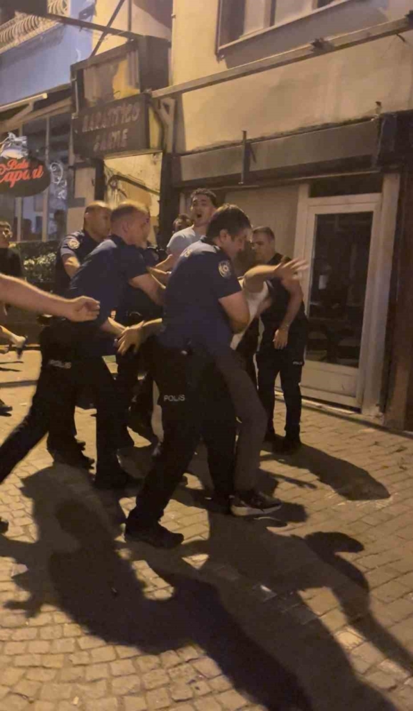 Polisin yanında bile durmadılar… Tarihi Arapşükrü Sokağı’nda kavga kamerada