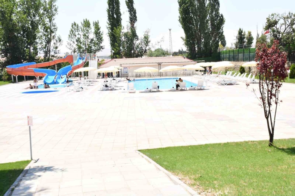 Beylikova’da aquapark ve yüzme havuzları yeniden hizmete açıldı