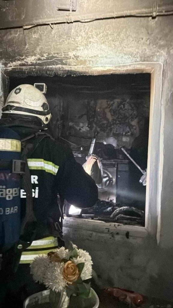 Tek başına yaşayan 78 yaşındaki adamın ocakta unuttuğu yemek evi kül etti