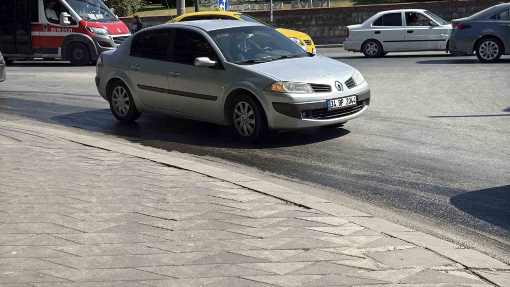 Araçtan caddeye akan motor yağı diğer sürücülere zor anlar yaşattı