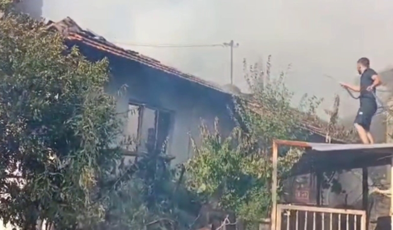 Kütahya’da tek katlı ev yangında kullanılamaz hale geldi