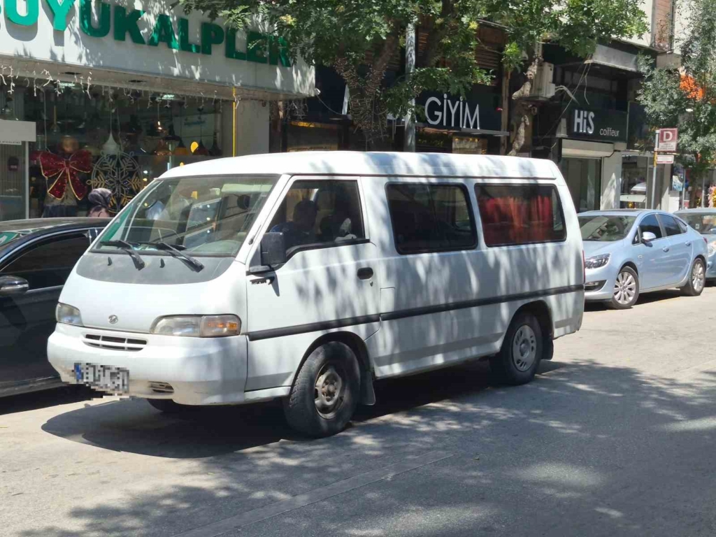Şair Fuzuli Caddesi çift sıra parktan kurtulamıyor