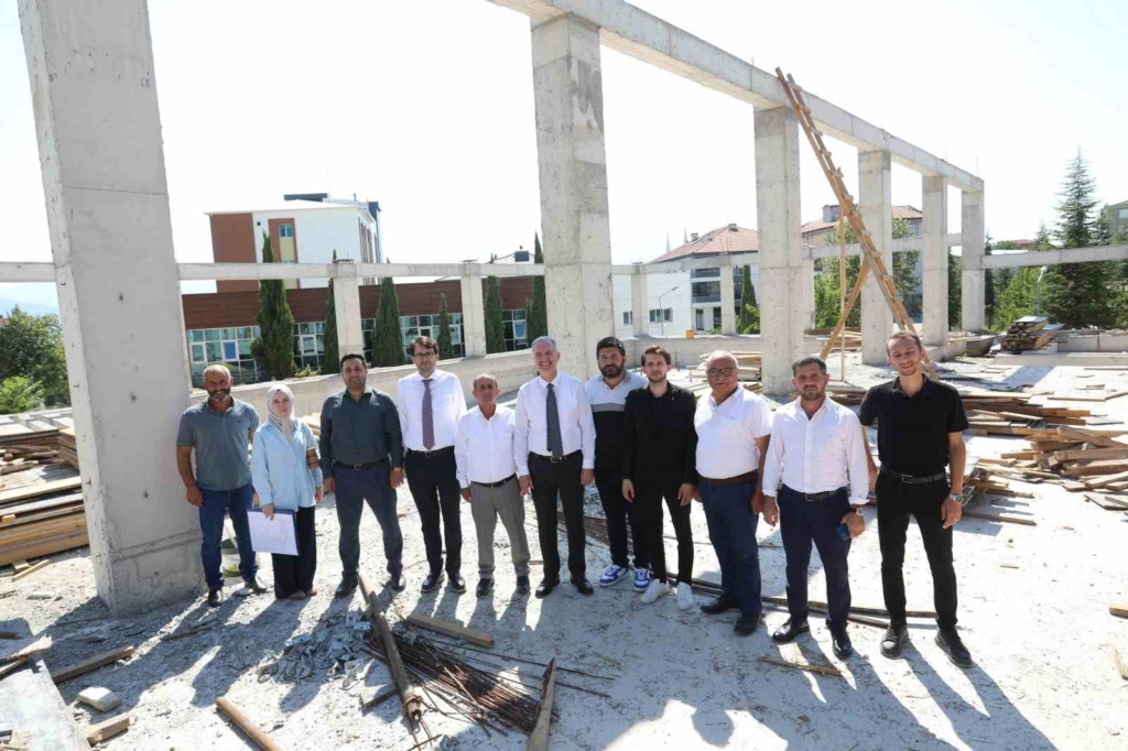 Alanyurt yüzme havuzunda yapım çalışmaları sürüyor