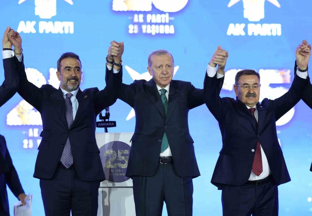 Cumhurbaşkanı Erdoğan: "Allah ömür ve sağlık verirse daha nice yıllar Türkiye’ye hizmet mücadelesi içinde olacağım"