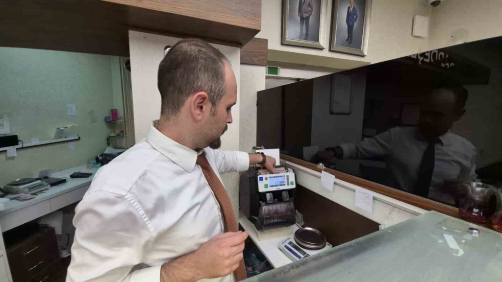 Eskişehir’de 650 bin TL’lik 15 Cumhuriyet altını bozdurmak isteyen şahsı, kuyumcunun dikkati ele verdi