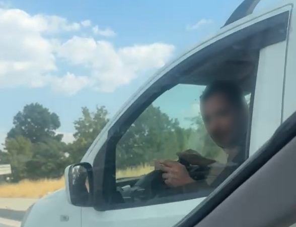 Eskişehir’de trafikte tartışan sürücüler araçlarından indi