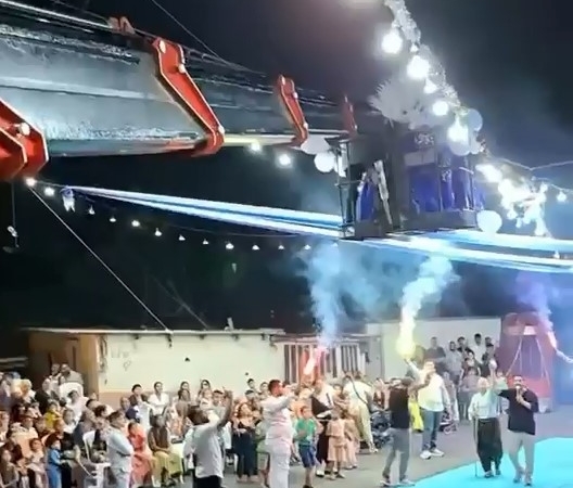 Bursa’da gelin ve damat sahneye vinçle indi