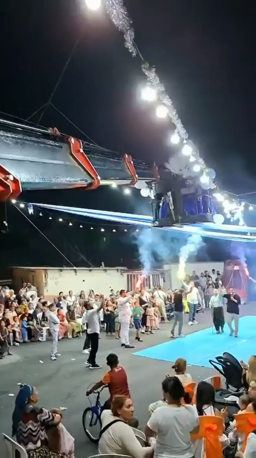 Gelin ile damat sahneye vinçle indi