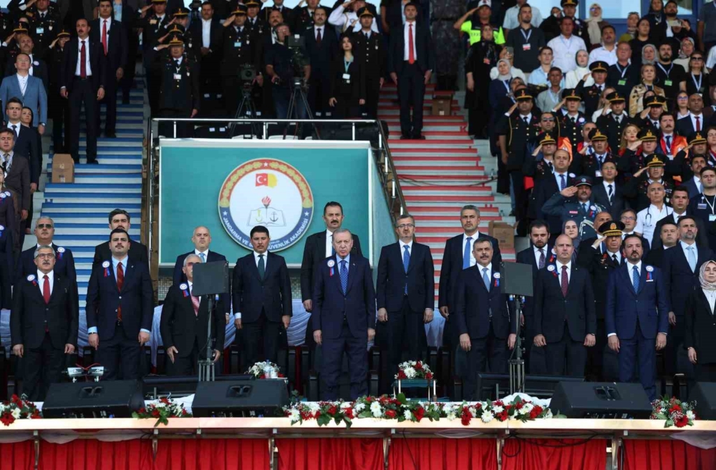 Cumhurbaşkanı Erdoğan: "Birileri 30 yıl öncesinin kodları içinde gelişmeleri ele almaya çalışırken, biz yeni sistemin kutup başlarından biri olmak için ne gerekiyorsa onu yapıyoruz"