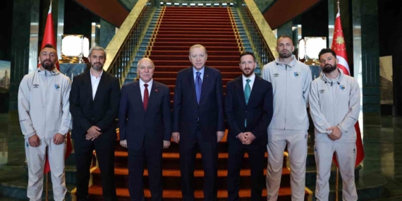 Cumhurbaşkanı Erdoğan Erzurumspor FK heyetini kabul etti