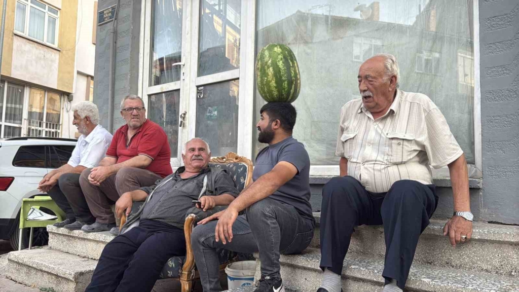 Kafasında 40 kiloluk karpuz varken bisiklet sürüyor, halay çekiyor, koşuya katılıyor
