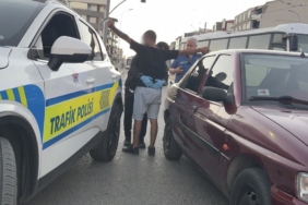 Çalışır haldeki otomobilde uyuyan 2 kişiyi polis güçlükle uyandırdı, araçta 13 sentetik hap ele geçirildi