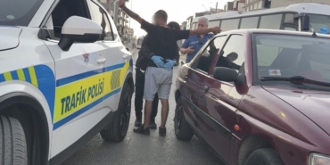 Çalışır haldeki otomobilde uyuyan 2 kişiyi polis güçlükle uyandırdı, araçta 13 sentetik hap ele geçirildi