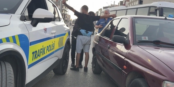 Çalışır haldeki otomobilde uyuyan 2 kişiyi polis güçlükle uyandırdı, araçta 13 sentetik hap ele geçirildi