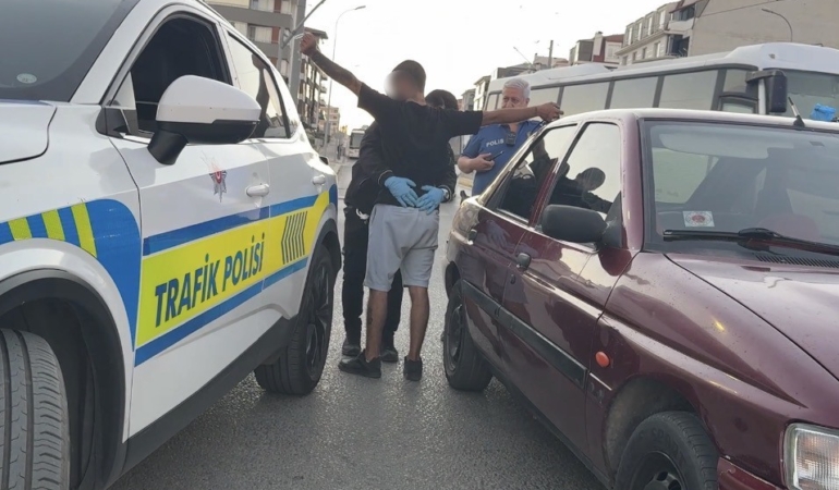 Çalışır haldeki otomobilde uyuyan 2 kişi güçlükle uyandırıldı: 13 sentetik hap ele geçirildi
