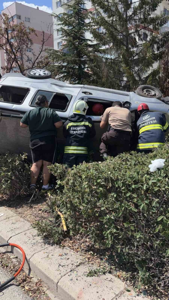 Eskişehir’de araç, çarptığı ağacı devirip takla attı