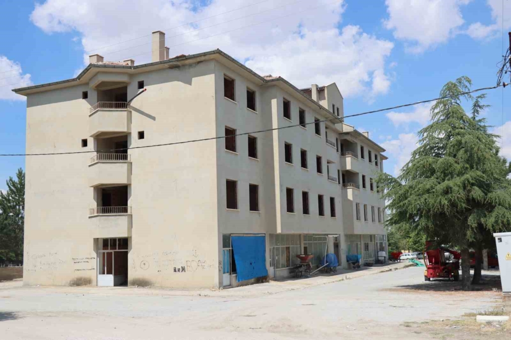 Terk edilen Günyüzü’ndeki eski belediye binası çocuklar için adeta tuzak