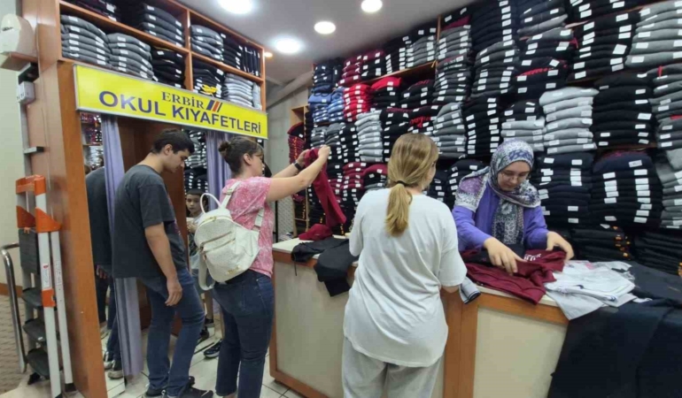 Okul kıyafetlerinde hareketlilik başladı: Tam set 2 bin liradan başlıyor