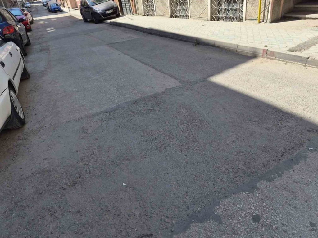 Kurtuluş Mahallesi’ndeki bozuk yollar sürücülere zorluk yaşatıyor
