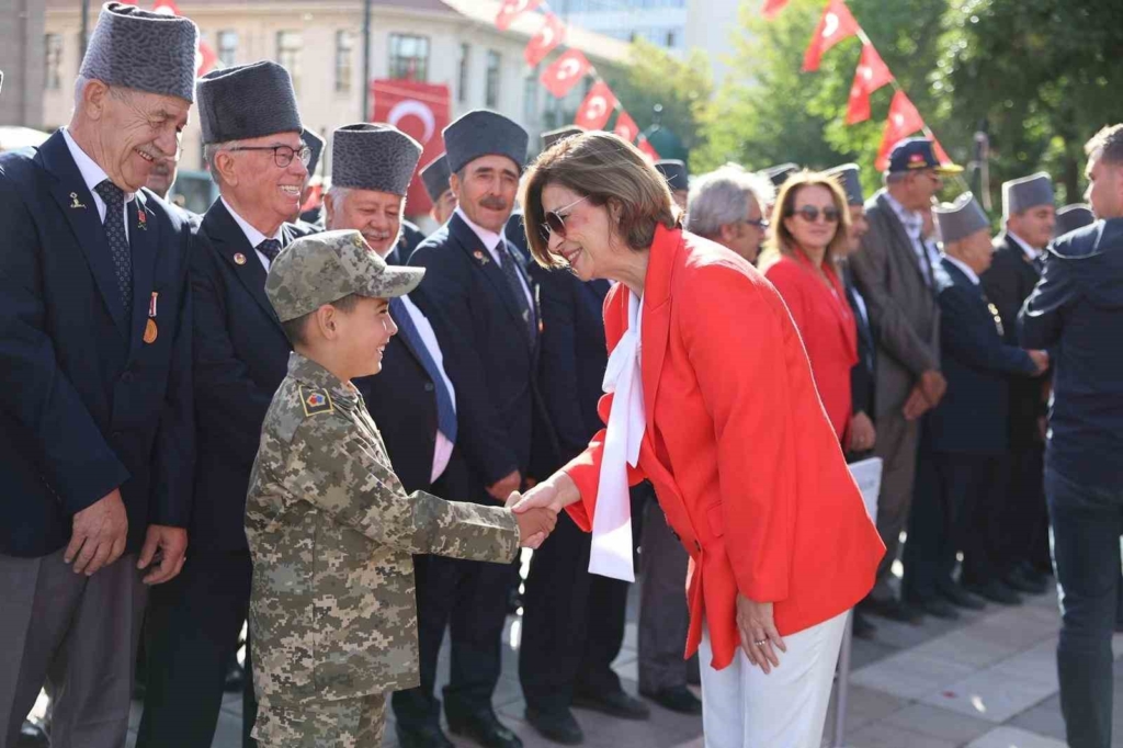 Başkan Ünlüce: "Kahramanlıkla kazanılan, gururla kutlanan zaferin 104. yılı kutlu olsun"