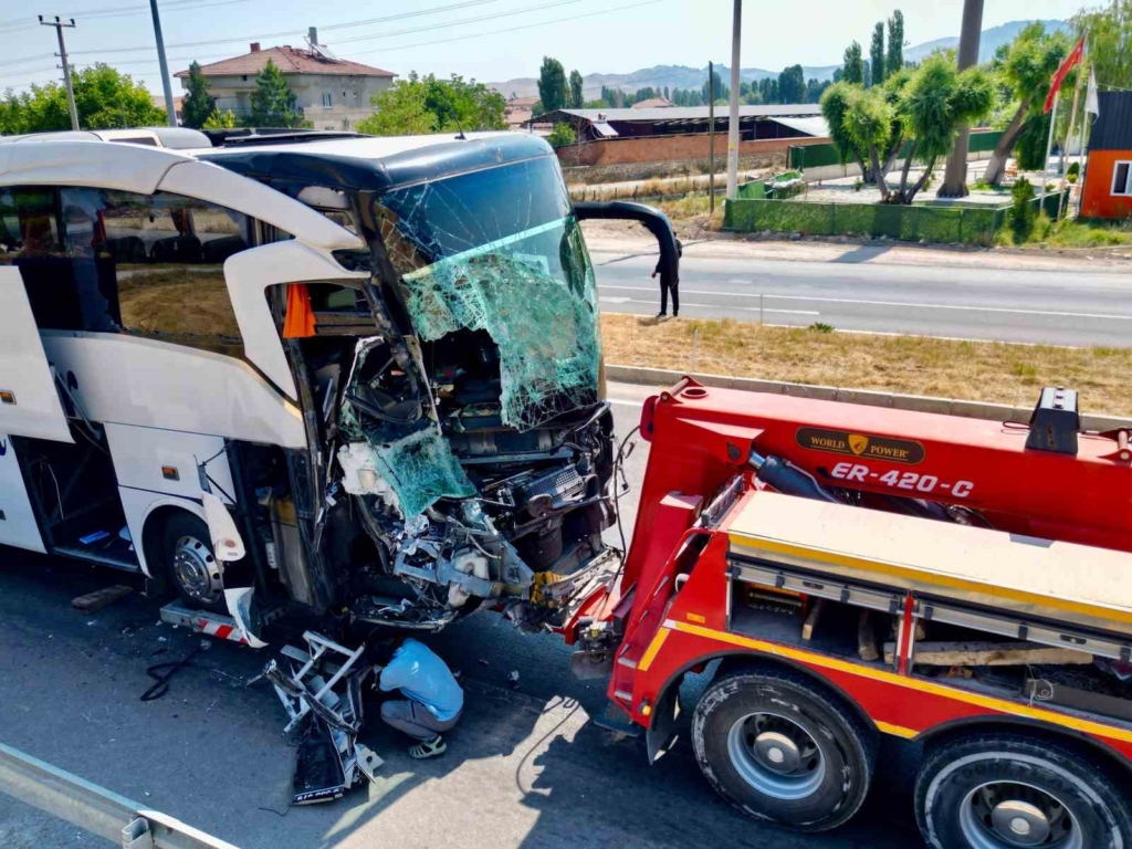 Yolcu otobüsünün çarptığı kamyonet sürücüsü hayatını kaybetti, 15 kişi de yaralandı