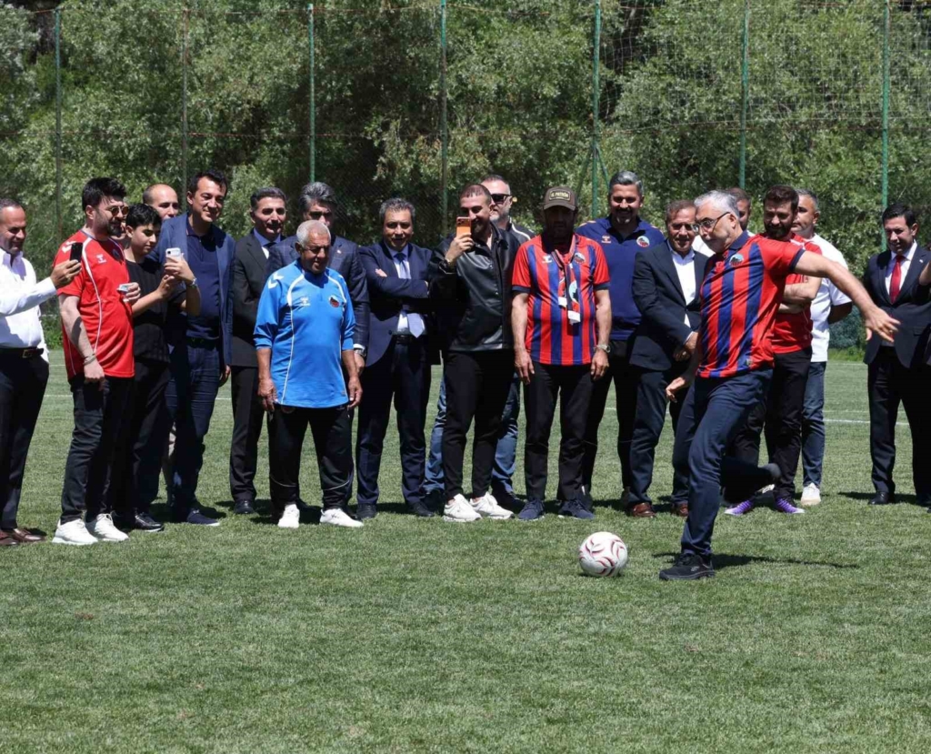 Bakan Işıkhan, Bolu kampındaki Mardin 1969 Spor’u ziyaret etti