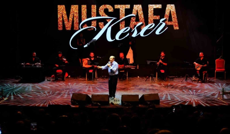 Mustafa Keser, Bursa Festivali’nde müzik ve kahkaha dolu bir gece yaşattı