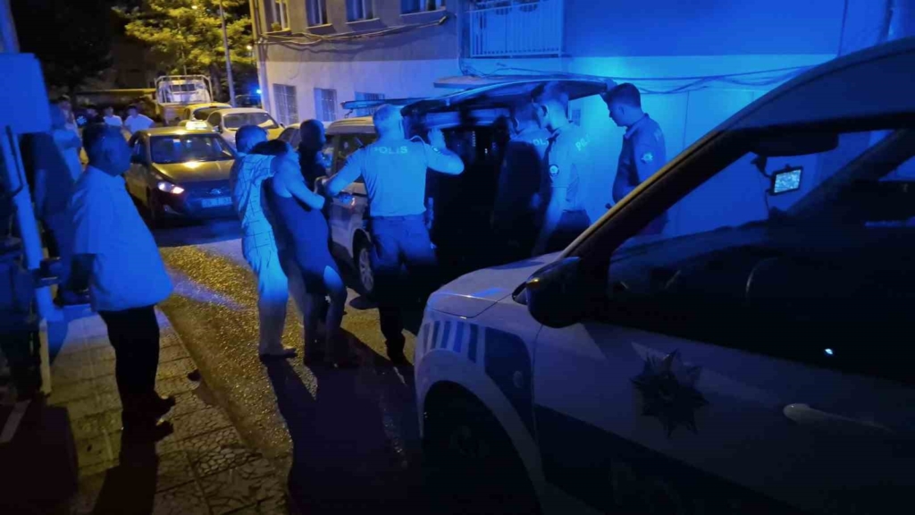Polise mukavemet gösteren genç ters kelepçe yapılarak gözaltına alındı