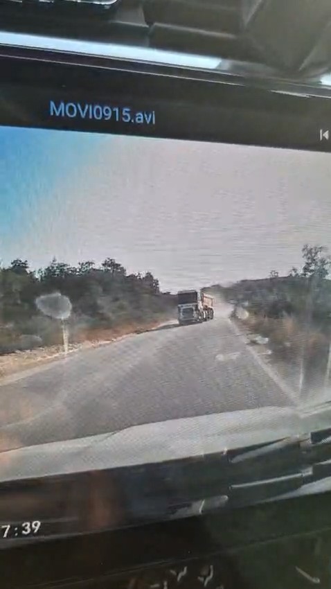 Hatalı sollama yapan hafriyat kamyonu kamerada