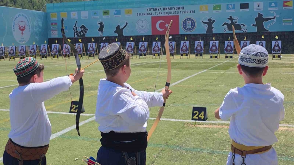 Kütahya’da tarihi Ok Meydanı’nda 490 sporcu şampiyonluk için ok atıyor