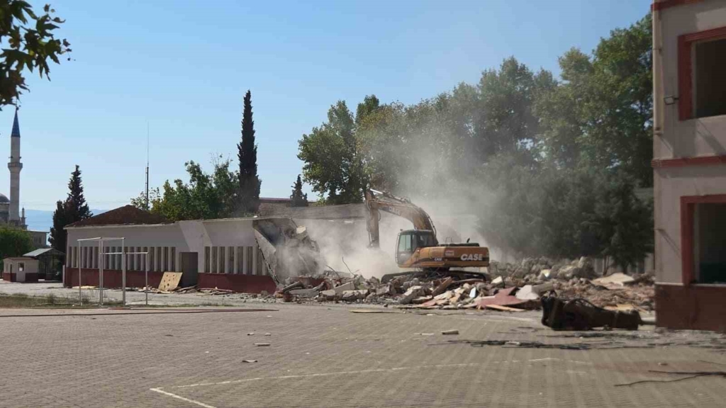 Orhangazi’deki meslek lisesinin yıkımına başlandı