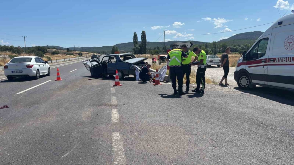 Kütahya’da otomobiller çarpıştı: 1 ölü, 4 yaralı