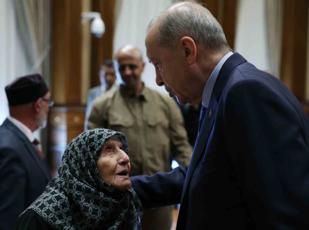 Cumhurbaşkanı Recep Tayyip Erdoğan, Cumhurbaşkanlığı Külliyesi’nde şehit ailelerini kabul etti.