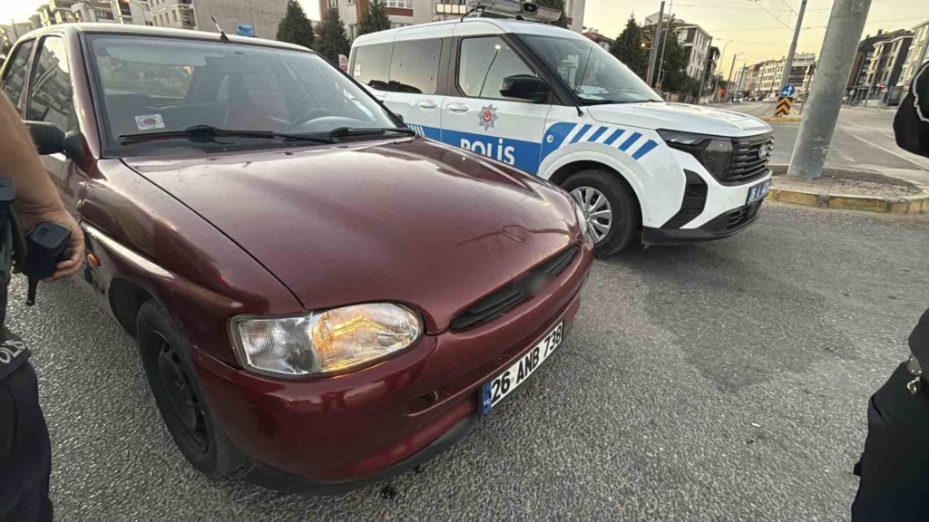 Çalışır haldeki otomobilde uyuyan 2 kişiyi polis güçlükle uyandırdı, araçta 13 sentetik hap ele geçirildi