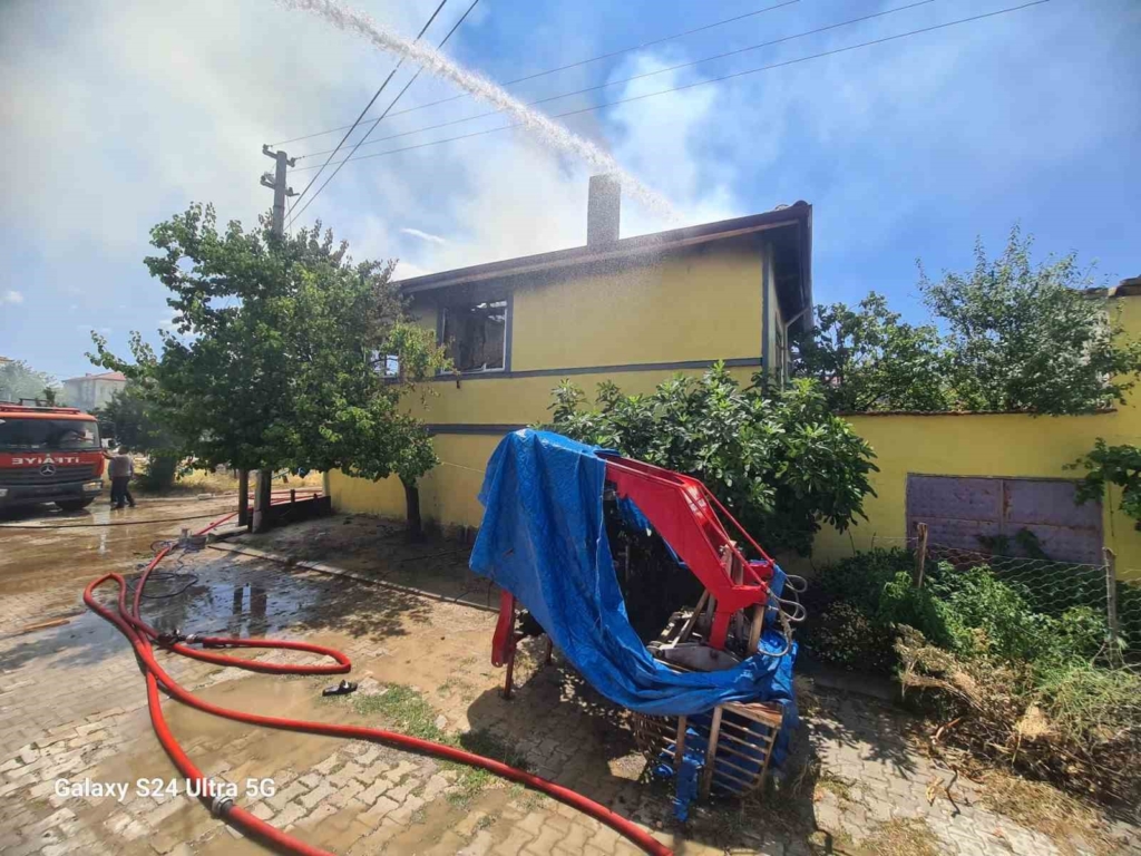 Yangında iki katlı ev kullanılamaz hale geldi