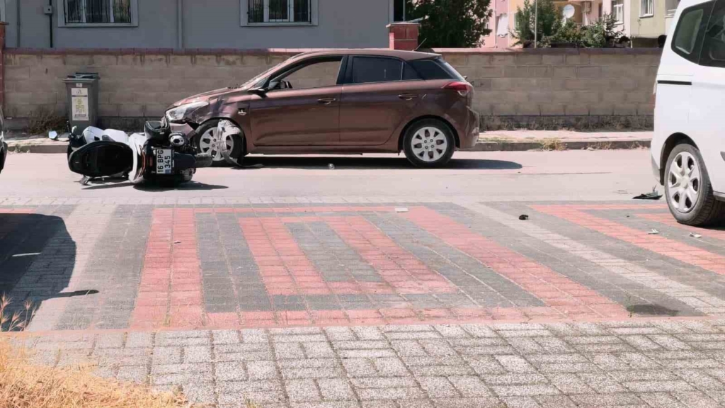 Otomobil motosikletle çarpıştı: 2’si çocuk 3 yaralı