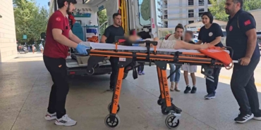 Otomobil motosikletle çarpıştı: 2’si çocuk 3 yaralı