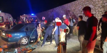 Bursa’da iki otomobil kafa kafaya çarpıştı: 5 yaralı, 2 ölü