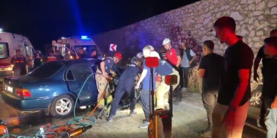 Bursa’da iki otomobil kafa kafaya çarpıştı: 5 yaralı, 2 ölü