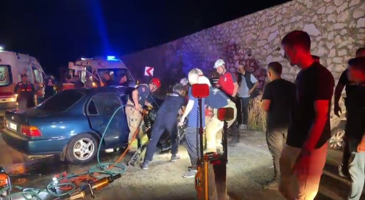 Bursa’da iki otomobil kafa kafaya çarpıştı: 5 yaralı, 2 ölü