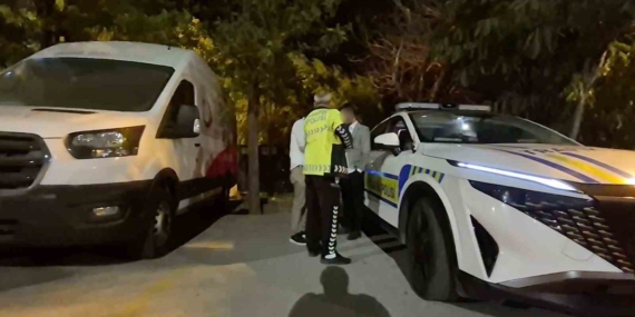 Alkollü sürücünün aracını teslim almaya gelen yakını da alkollü çıktı