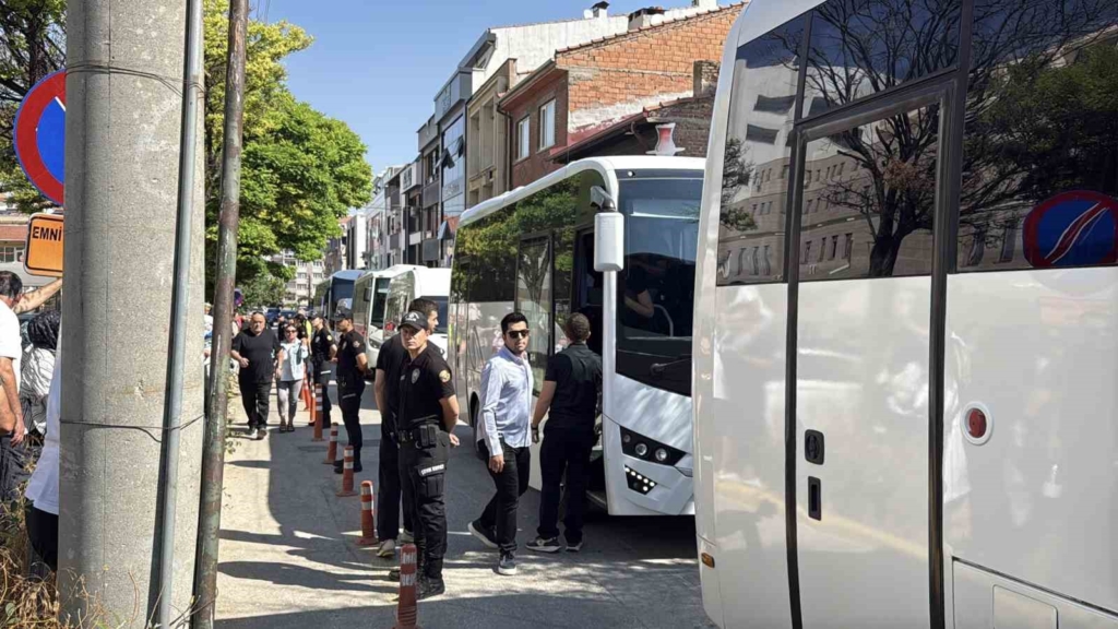Eskişehir merkezli dev dolandırıcılık operasyonunda yakalanan 90 şüpheli adliyeye sevk edildi