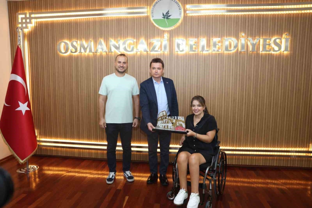 Osmangazi’nin başarılı pilotu kupayı başkan Aydın’la paylaştı