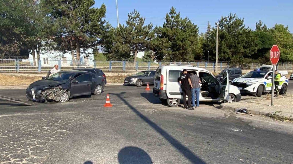 Eskişehir’de hafif ticari araç ile otomobil çarpıştı: 1 yaralı