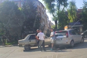 Sokaktan caddeye çıkan otomobil seyir halindeki diğer otomobil ile çarpıştı