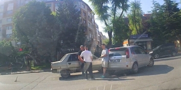 Sokaktan caddeye çıkan otomobil seyir halindeki diğer otomobil ile çarpıştı